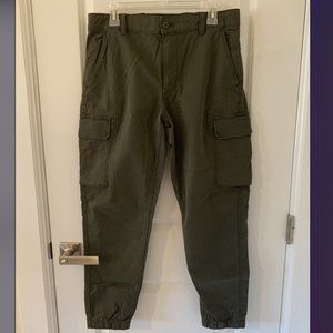 MENS UNIQLO CARGO JOGGER PANTS ARMY GREEN, SIZE M